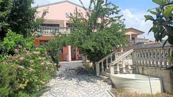 Attractive house with 6 apartments for sale in Meduliun just 200 meters from the sea! 