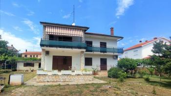 Maison de trois appartements à Valbandon, Fažana à vendre à seulement 550 mètres de la mer 