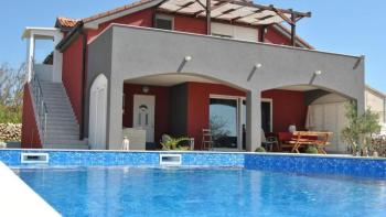 Belle villa avec deux appartements et une piscine, à 800 mètres de la mer 