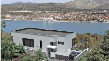 Moderne Luxusvilla im Bau auf Ciovo, Trogir, nur 170 Meter vom Meer entfernt 