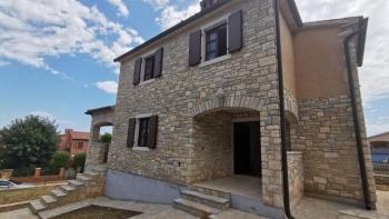 Maison nouvellement construite dans la région de Poreč avec vue sur la mer lointaine 