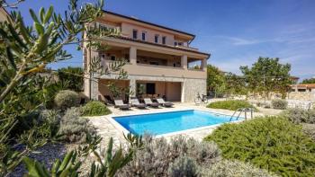 Solide Villa mit Swimmingpool und Meerblick in Linardici 