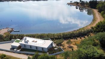 Villa unique au bord de l&#39;eau du concept architectural caravella dans la région de Nin, Zadar 