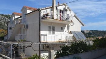 Appartement à vendre dans la ville de Hvar avec vue sur la mer 