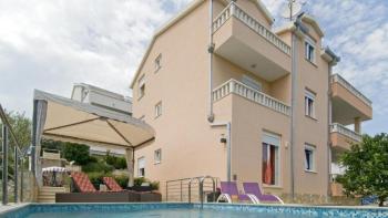 Appartement-villa avec 3 appartements à vendre sur la péninsule de Ciovo 