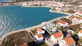 Villa de luxe au premier rang de la mer dans la région de Zadar, beauté high-tech en construction 