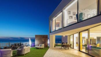 Modern villa tengerre néző kilátással Split területén 