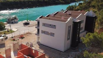 Nouveau complexe d&#39;appartements dans la région de Labin avec yachts amarrés devant 