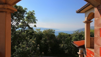 Unvollständiges Mini-Hotel in der Gegend von Labin mit herrlichem Meerblick, nur 500 Meter vom Meer entfernt 