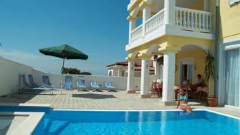 Bâtiment hôtelier à vendre à Peroj à seulement 700 mètres de la mer avec de belles vues 