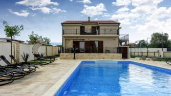 Holiday villa with swimming pool near Zadar 