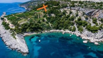 Terrain agricole en première ligne de mer à Hvar 