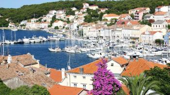 Apart-house with 6 apartments just 100 meters from the sea in Mali Lošinj 