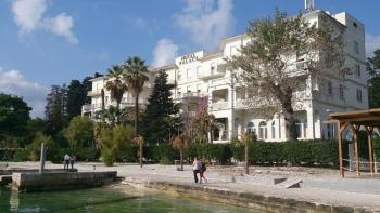 Egyedülálló ingatlan a vízparti fekvésű felújításhoz Split körzetében 