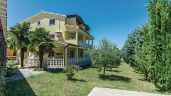 Apartment house of 6 apartments with swimming pool just 2 km from the sea in Porec area 