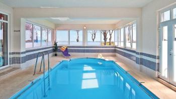 Fantastický apartmánový dům s krytým bazénem a výhledem na moře 
