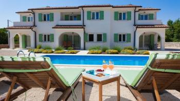 Mini-Hotel aus drei Häusern mit einem Pool in der Natur der Insel Krk 