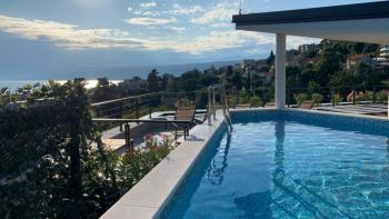 Villa 6 apartmannal, panorámás kilátással a tengerre és medencével, Abbázia 