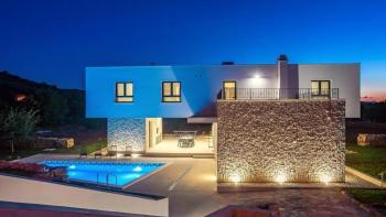 Étonnante villa au design moderne dans la région de Split 