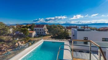 Appartement duplex de luxe avec magnifique terrasse sur le toit et piscine sur le toit sur la péninsule de Krk 