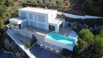An exclusive villa of 400m2 with a swimming pool and a panoramic view of the sea in Opatija 