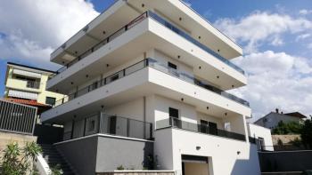 Moderní exkluzivní novostavba v Kostreně jen 300 metrů od moře - přízemní apartmán se zahradou 400m2, apartmán 42m2 a garáž 100m2 