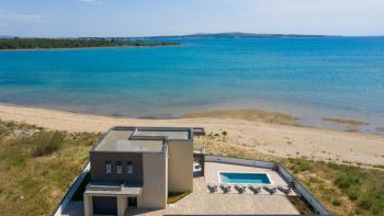 Villa 5 ***** étoiles moderne nouvellement construite directement sur la plage de sable dans la région de Zadar 