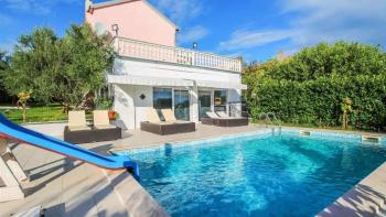 Villa parfaite avec piscine à Brtonigla avec vue sur la mer lointaine 