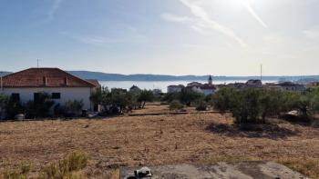 Stavební pozemek v Seget Donji jen 350 metrů od moře 