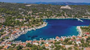 Schönes Haus zum Verkauf auf der Insel Drvenik, nur 200 Meter vom Meer entfernt 