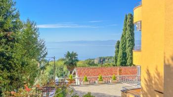 Appartement sur deux niveaux avec vue panoramique sur la mer dans un endroit calme à Ika 