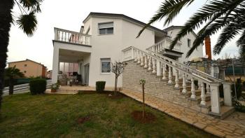 Apart-house of 6 apartments in Medulin, 50 meters from the sea 