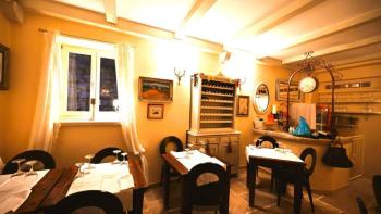 Az étterem üzlethelyisége Rovinjban, 50 méterre a tengertől 