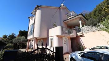 House in Ičići, Opatija for renovation with 6 apartments, just 200 meters from the sea 