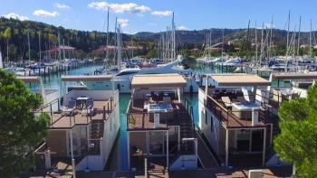 Maison flottante unique directement sur l&#39;eau avec vue sur la mer et le port de plaisance de Pula, Veruda ! 