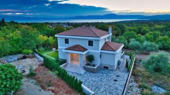 Villa nouvellement construite dans la ville de Krk 