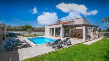 Attractive one-storey villa with swimming pool and jacuzzi, just 5 km from the sea 