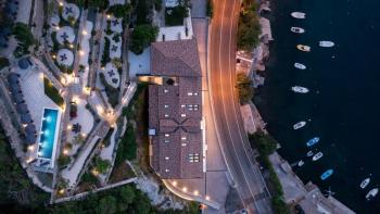 Appartement de luxe en duplex de 2 chambres dans une résidence de charme en bord de mer à Volosko avec piscine 