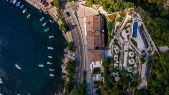 Neu renovierter Palazzo in erster Meereslinie in Opatija mit Swimmingpool bietet Wohnungen zum Verkauf an 
