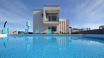 Elegant modern villa with 4 apartments for sale in Zaton 