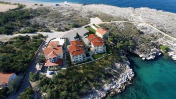 Nouvel appartement avec 2 chambres à Šilo, Dobrinj, 1ère rangée de la mer 