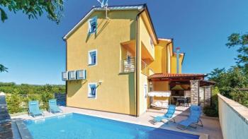 Semi-detached villa with swimming pool in Frata near Porec 