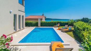 Bemerkenswerte Villa in modernem Design in der 2. Reihe zum Meer, Panoramablick, möbliert - Region Medulin 