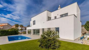 Impressionnante villa moderne à Krk avec une vue imprenable sur la mer 