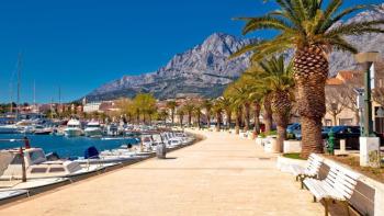 Grundstück mit älterem Haus zum Renovieren in Baska Voda, nur 150 Meter vom Strand entfernt 