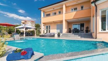Villa mit Swimmingpool in der Nähe der Stadtstrände in Niva Veruda, einem Vorort von Pula 
