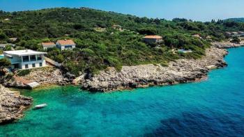 Новая современная вилла на берегу моря недалеко от Дубровника на одном из островов Элафити 