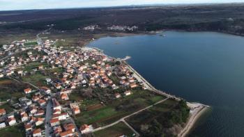 Terrain au premier rang de la mer près de Zadar 