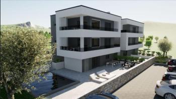 Appartement de luxe avec jardin dans le quartier très demandé de Malinska à Krk, à 350 mètres de la mer 