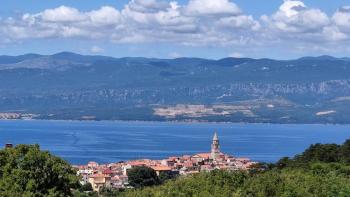 Luxus villa medencével és tengerre néző kilátással Vrbnikben a Krk-félszigeten 